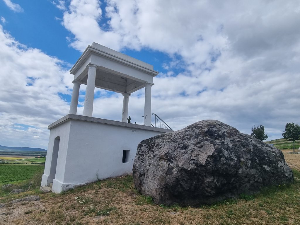 A disznófej formájú kő a filagória mellett, Disznókő Szőlőbirtok