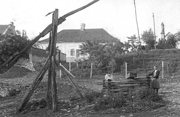 A ház 1958-ban. Forrás: https://www.arcanum.com/hu/online-kiadvanyok/SzazMagyarFalu-szaz-magyar-falu-1/monok-AAC2/kossuth-szulofaluja-AB29/